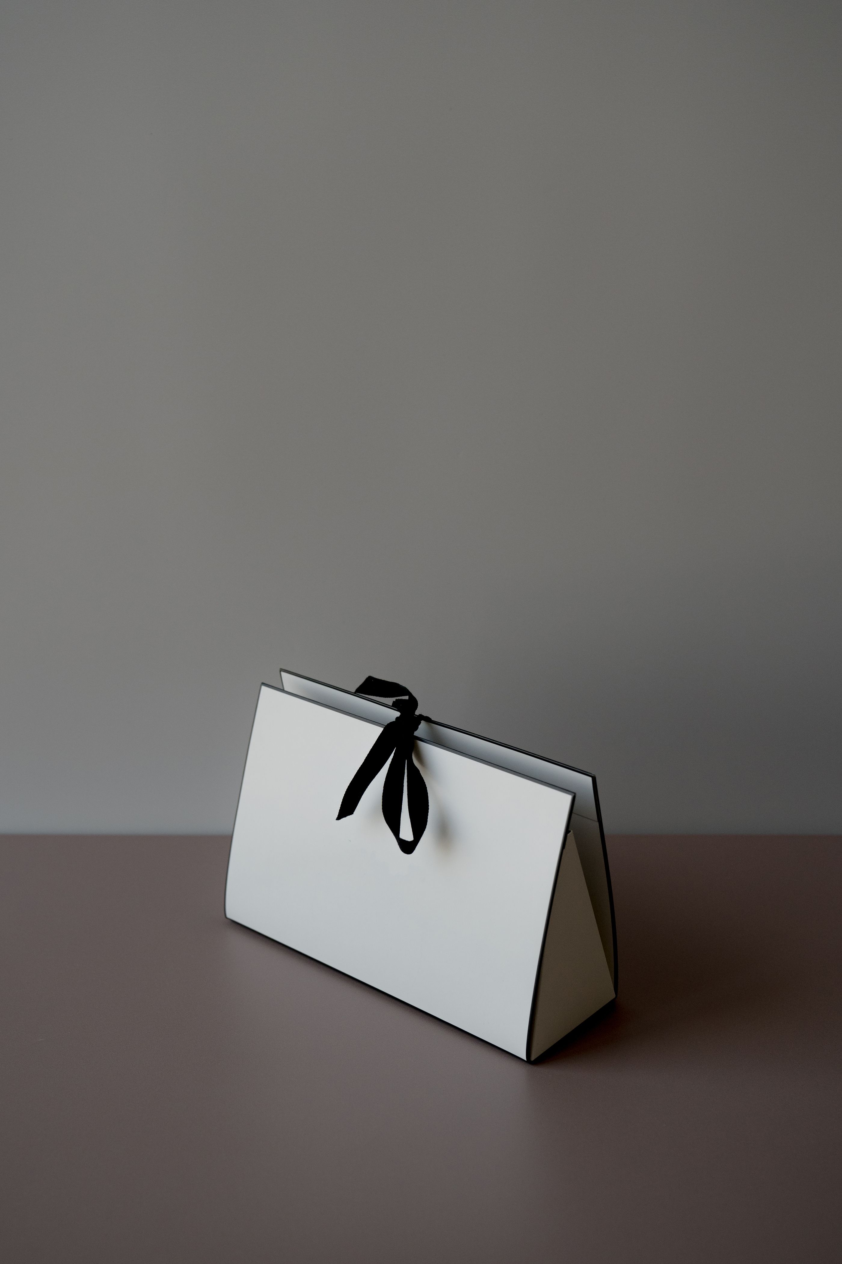 Canastilla presentada en caja de regalo con lazo
