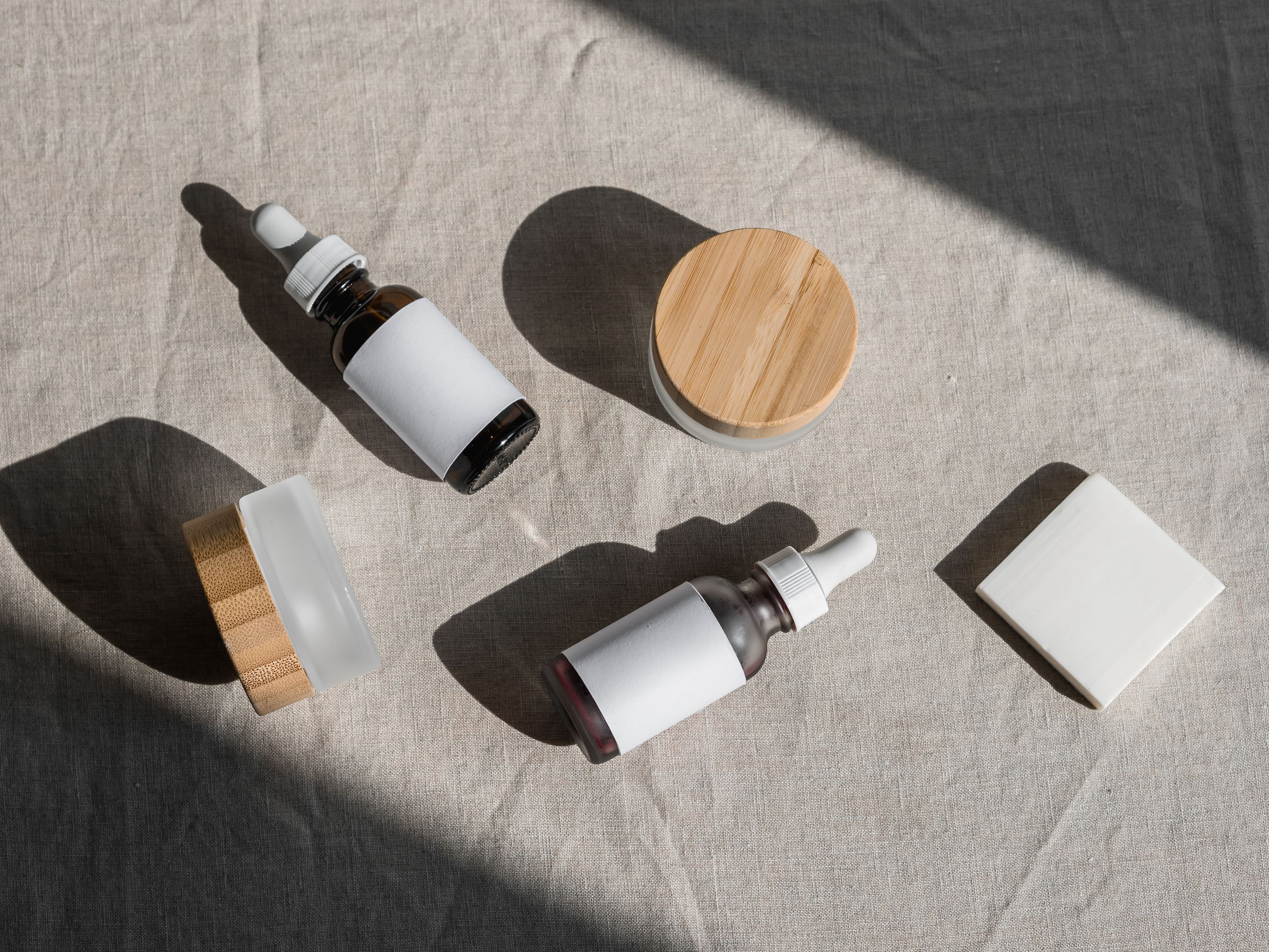 Selección de dermocosmética de farmacia sobre lino